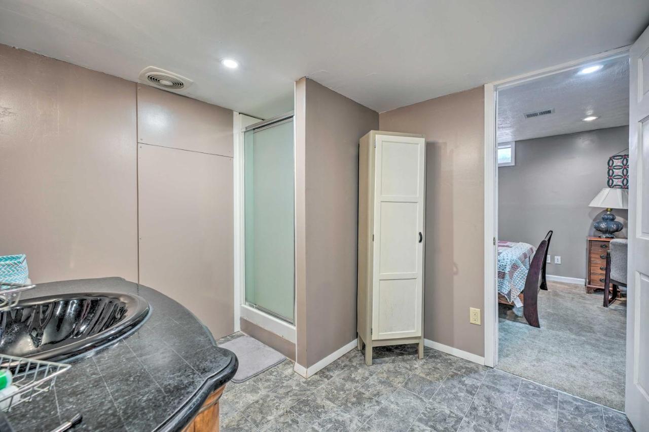 Lovely 3- Bedroom Apartment With Street Parking. غوشين المظهر الخارجي الصورة