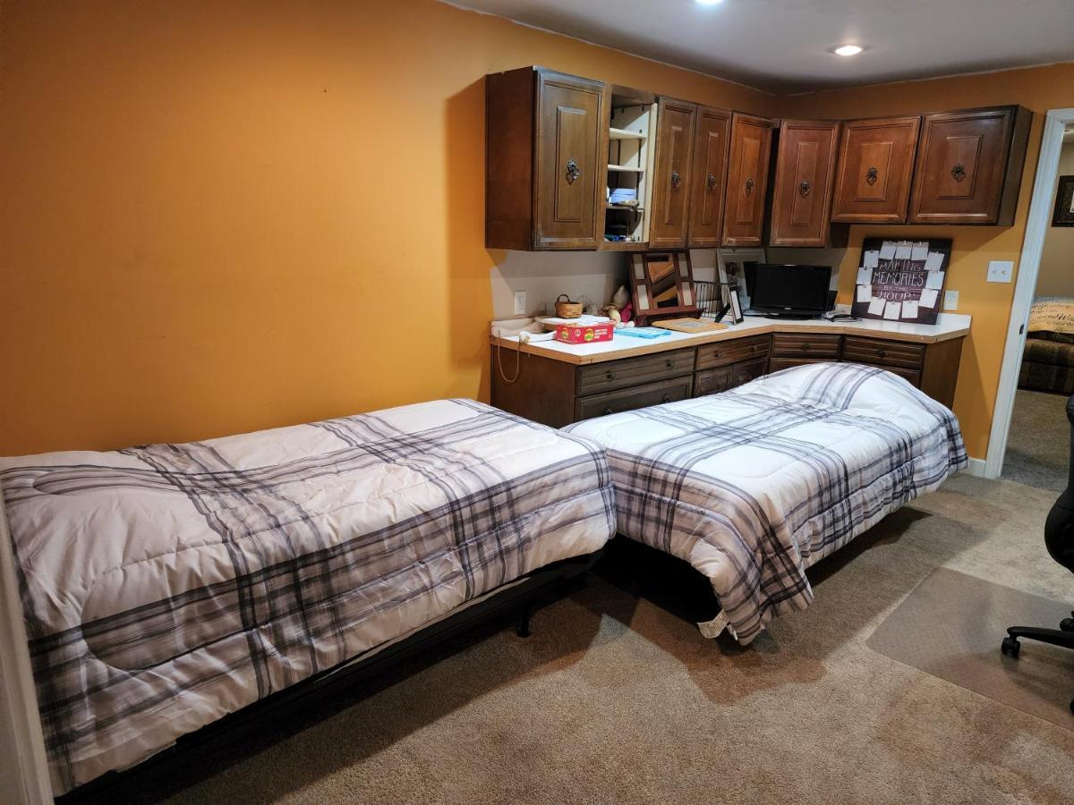 Lovely 3- Bedroom Apartment With Street Parking. غوشين المظهر الخارجي الصورة