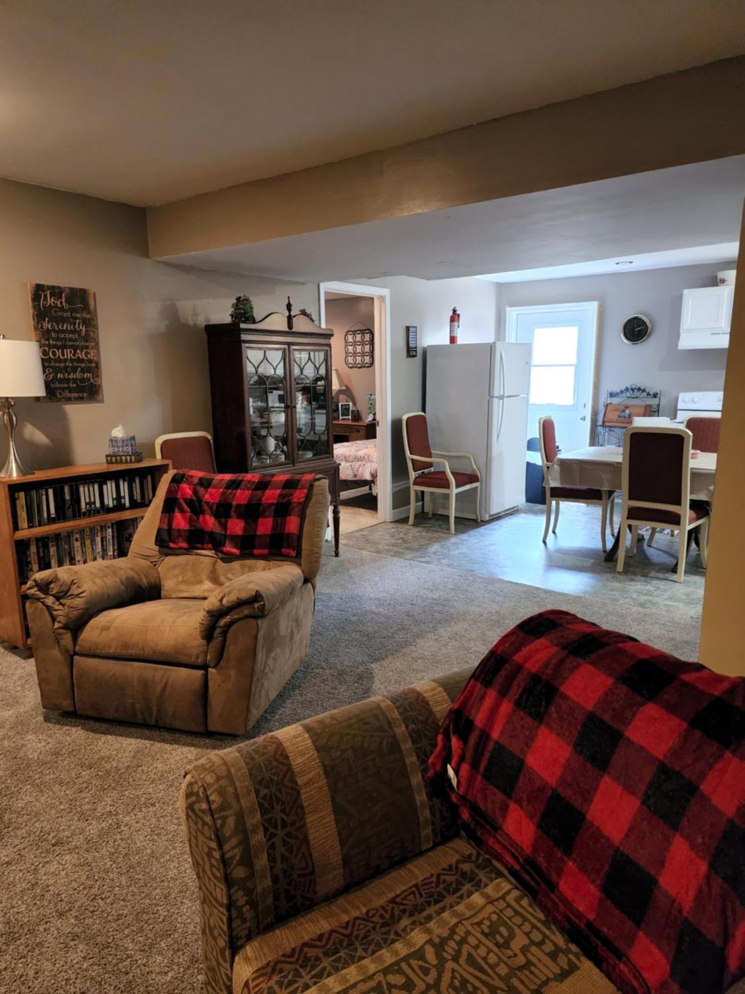 Lovely 3- Bedroom Apartment With Street Parking. غوشين المظهر الخارجي الصورة